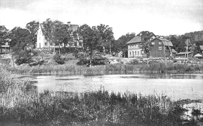 Vid Bagarns träsk syns från vänster Statbyggningen, Ekensberg, Uppköpsföreningens hus och Bleket.